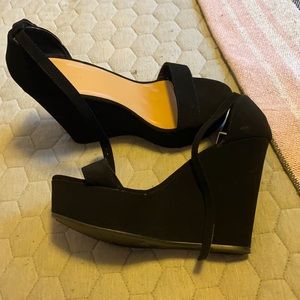Black wedges